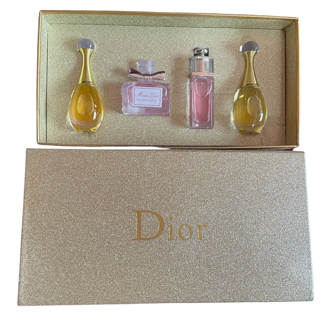 Sét bộ nước hoa Dior 4 chai mini trong hộp trái tim Hồng đầy yêu thươn